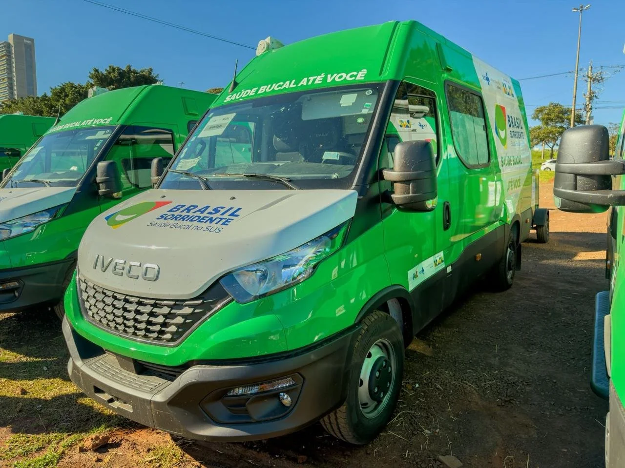 Ao lado do Ministério da Saúde, Geraldo Resende participa da entrega de 29 micro-ônibus e 4 UOMs